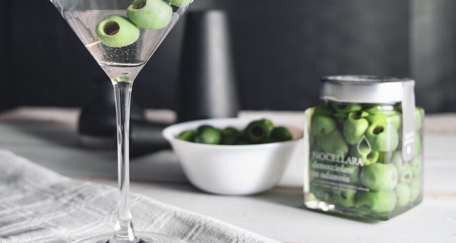 Martini Cocktail con Olive Verdi