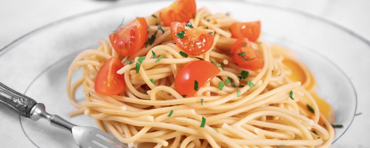 Spaghetti con erbe miste, pomodorini e Olio Extravergine Piccante 666